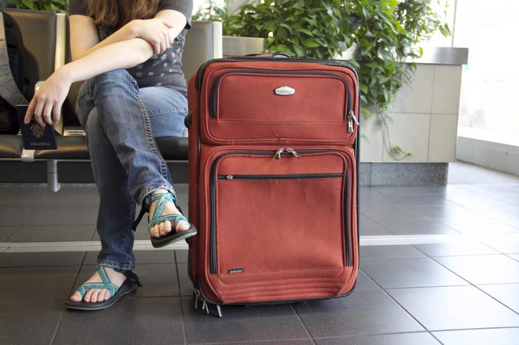 Resväska och en person på väg att ge sig ut i världen