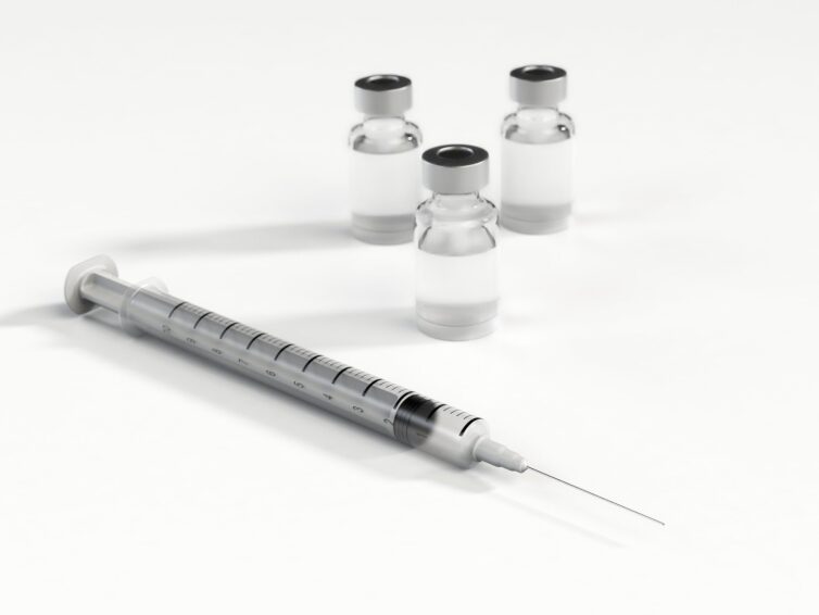 Covid19-vaccin kan bli tillgängligt i början av nästa år