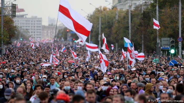 Demonstranter med belarusiska flaggor på gatan