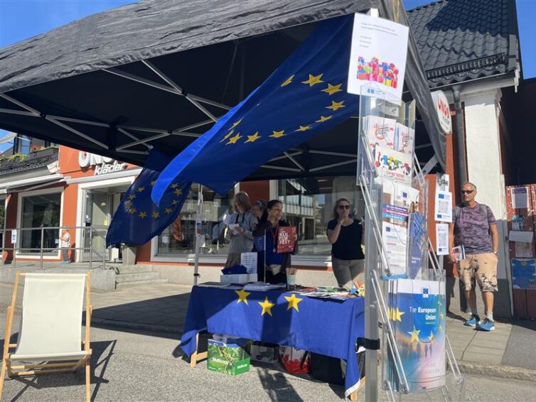 EU-prat och mingel i solen på Sjöbo Kulturfest